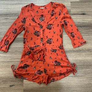 En crème orange fall romper. Long sleeve shorts romper
